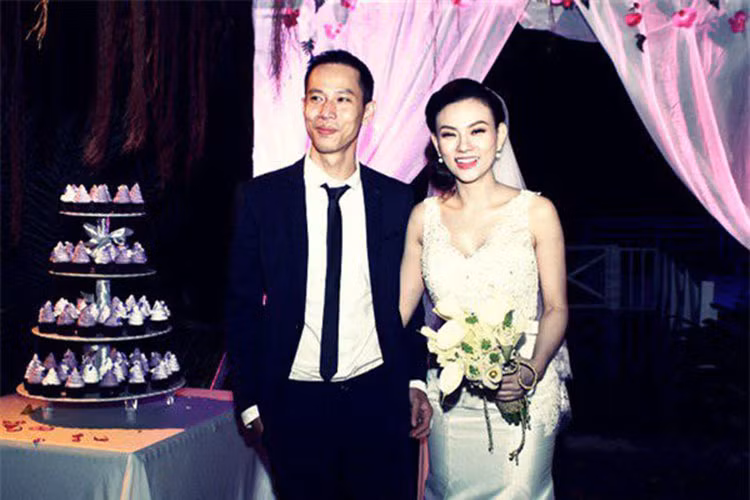 Thu Thủy là cựu thành viên nhóm Mây Trắng. Vốn là người kín tiếng, vào năm 2014, cô lần đầu công khai chuyện tình cảm với mối tình đầu. Tháng 10 cùng năm đó, Thu Thủy bí mật lên xe hoa. Ảnh: Khám phá