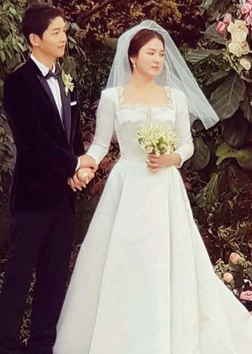 Trong hôn lễ, Song Hye Kyo mặc váy Dior, đội khăn voan trắng trùm đầu, búi tóc cao và trang điểm nhẹ nhàng. Ảnh: Weibo