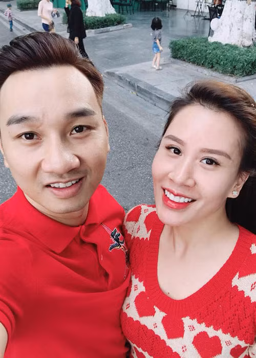 Vợ chồng MC Thành Trung - Ngọc Hương tận hưởng ngày bình yên bên nhau.