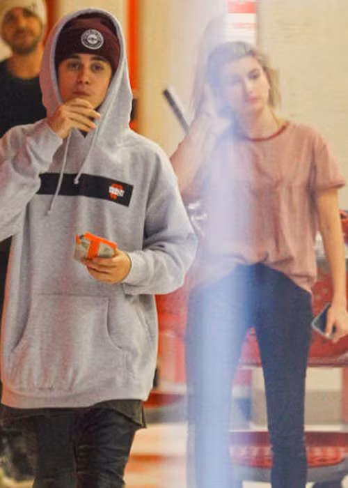 Tháng 12/2014, Justin bác bỏ nghi vấn hẹn hò người mẫu Hailey Baldwin. Trong khi đó, tháng 1/2015, Selena bắt đầu bị đồn hẹn hò DJ Zedd.