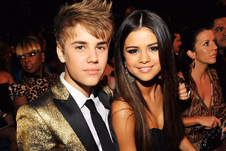 Sau khi công khai, Selena và Justin liên tục xuất hiện tình tứ bên nhau trước đám đông và nhận được sự ủng hộ của đông đảo người hâm mộ.