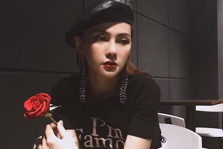 Theo một số nguồn tin, vợ chồng Thu Thủy đã hoàn tất thủ tục ly hôn được 6 tháng. Trước nghi vấn hôn nhân rạn nứt, nữ ca sĩ hiện vẫn giữ im lặng. Ảnh: FBNV