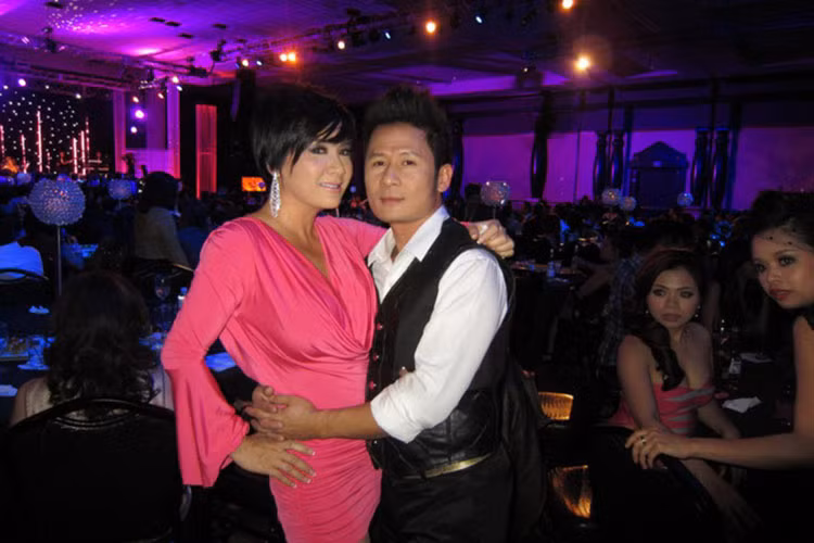 Bằng Kiều và Trizzie Phương Trinh từng trở thành hình mẫy lý tưởng cho các cặp vợ chồng trong showbiz Việt. Cả hai từng thường xuyên trao nhau những cử chỉ, hành động tình cảm nơi đông người. Ảnh: Gia đình và xã hội