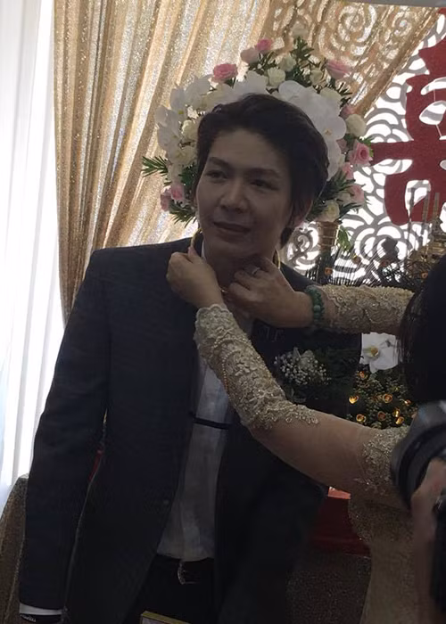 Mẹ của Khởi My trao vòng vàng tặng con rể. Trước hôn lễ, Kelvin Khánh vốn rất được lòng mẹ vợ.