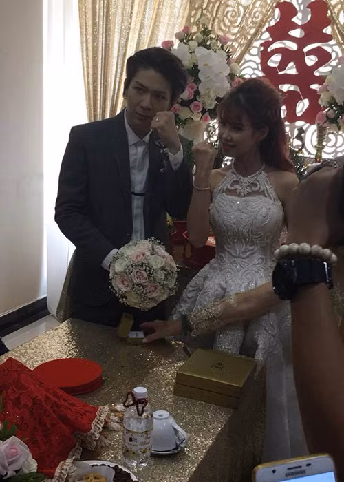 Trong ngày trọng đại, Khởi My và Kelvin Khánh luôn nhí nhảnh bên nhau như thường thấy.