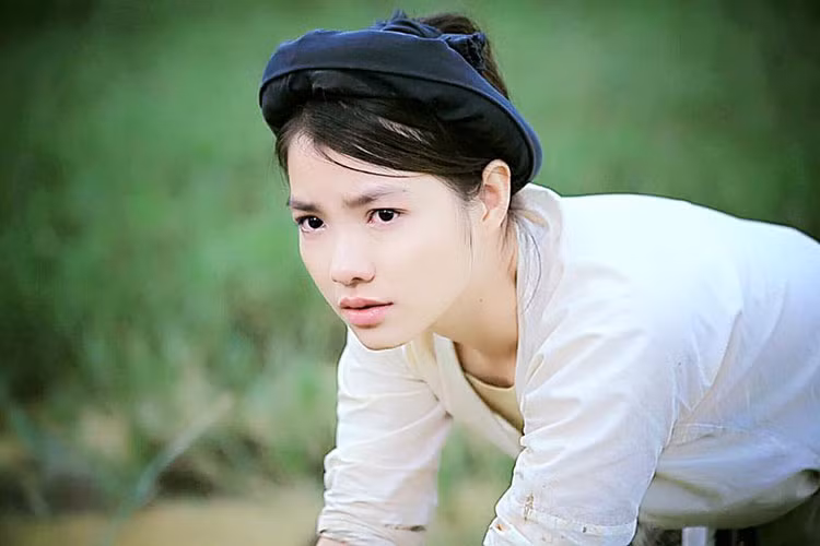 Hồng Kim Hạnh là diễn viên miền Nam duy nhất tham gia đóng bộ phim “Thương nhớ ở ai”. Phim lấy bối cảnh và đời sống làng quê miền Bắc những năm 1954 -1975. Ảnh: FBNV