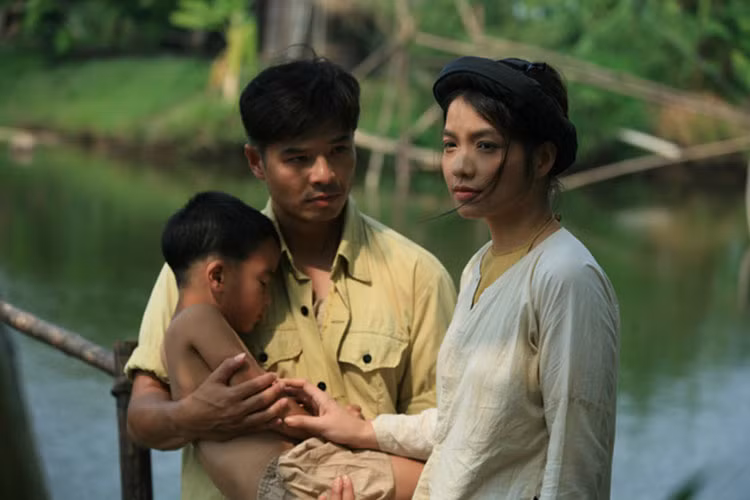 Trong “Thương nhớ ở ai”, Hồng Kim Hạnh vào vai Hơn - con dâu nhà địa chủ nhưng sau đó cô lâm vào hoàn cảnh không nhà cửa, chồng bị bắn chết. Ảnh: VTV