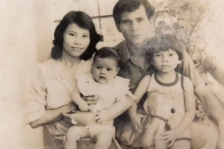Mới đây, trên trang cá nhân, mẹ của Hồ Ngọc Hà đã chia sẻ loạt ảnh hiếm thời thơ ấu của Hồ Ngọc Hà nhân dịp nữ ca sĩ đón sinh nhật lần thứ 33. Ảnh: FBNV