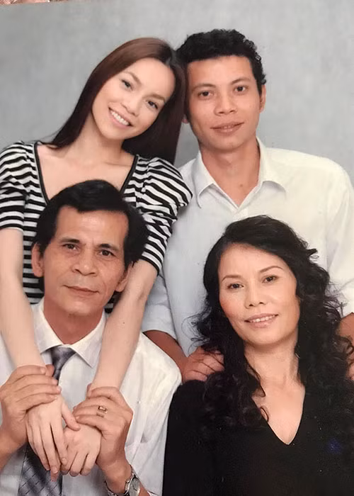 Giọng ca "Cả một trời thương nhớ" chụp ảnh cùng bố mẹ và anh trai. Ảnh: FBNV