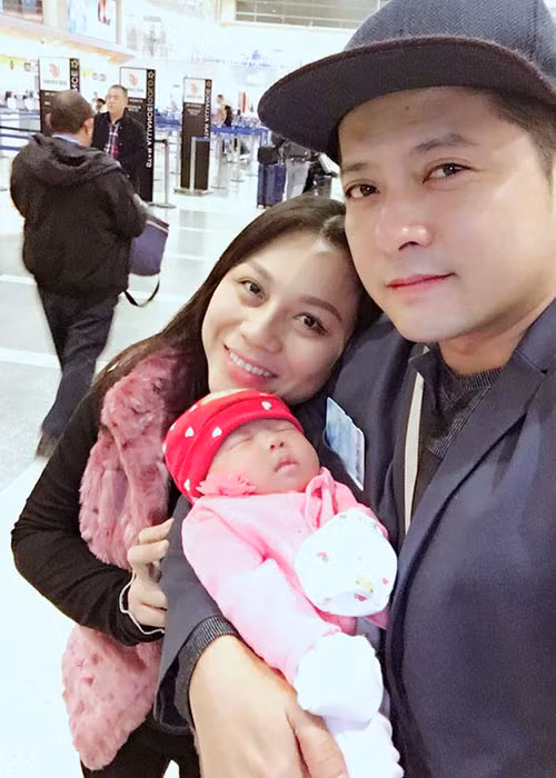 Diễn viên Hoàng Anh tạm xa vợ con đang định cư ở Mỹ để bay về Việt Nam.