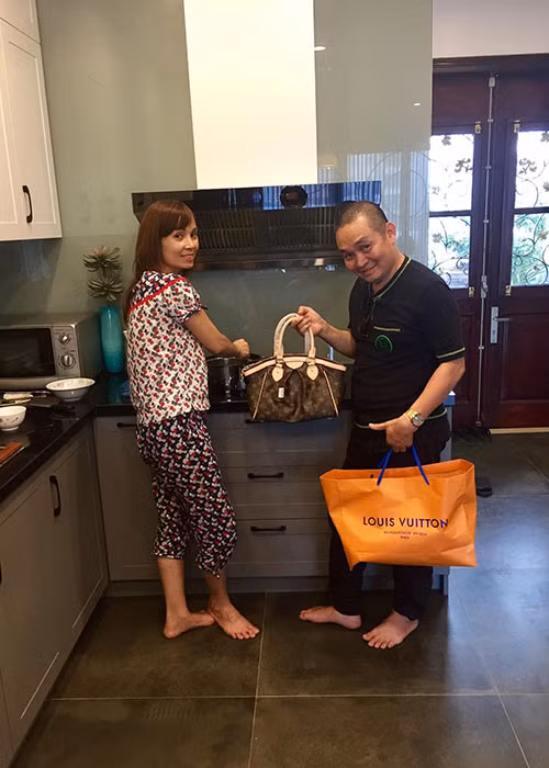  Hot Face sao Việt 24h: Xuân Hinh tặng vợ chiếc túi hàng hiệu. “Lượn lờ cả buổi sáng mới mua được cái túi nịnh vợ”, nam danh hài viết.
