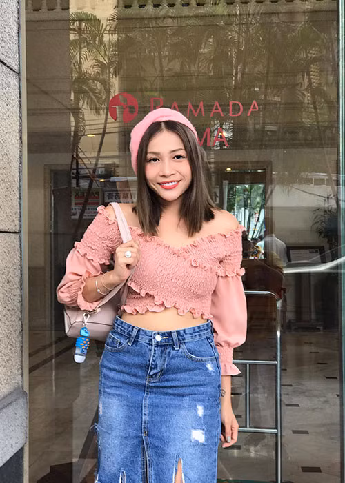 Khả Như học kế toán và dược khi lên TP HCM. Khi tốt nghiệp kế toán, Khả Như liều đăng ký thi vào trường Cao đẳng Sân khấu Điện ảnh TP HCM cùng một người bạn và thi đỗ.