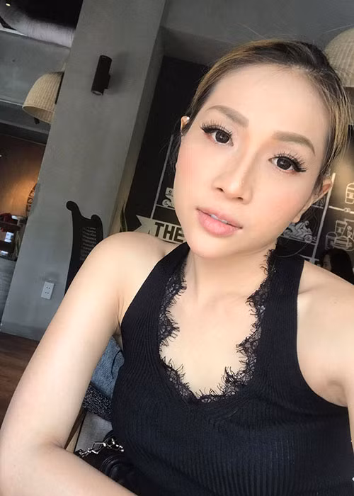 Năm đầu tiên đi học, đến vai quần chúng, cô cũng không được mời.