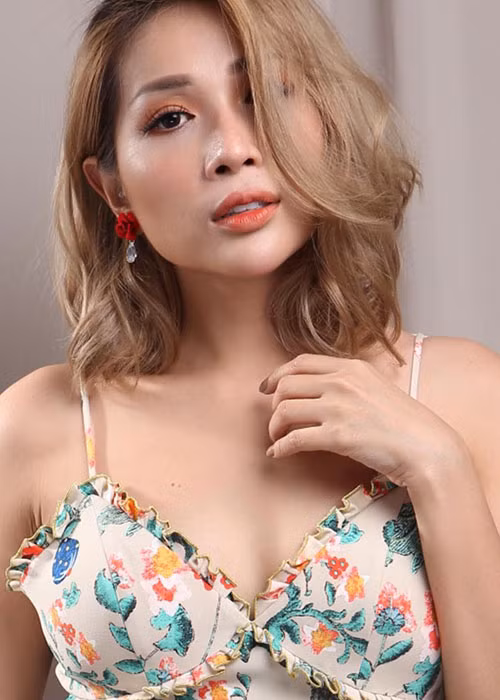 Thông tin diễn viên Khả Như bị bỏng mặt cấp độ 2 vừa được chia sẻ. Theo bạn bè, Khả Như gặp tai nạn khi đang tập phun lửa cho tiết mục trong liveshow Kiều Minh Tuấn.