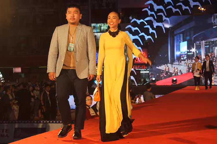 Đoan Trang mặc áo dài khi đến dự lễ khai mạc với vai trò ca sĩ khách mời.