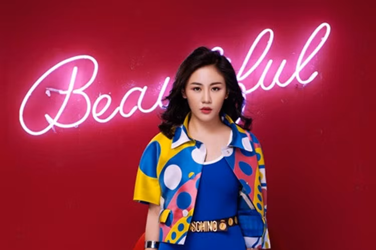 Năm 2016, Văn Mai Hương phát hành MV Beautiful. MV nói về đề tài phẫu thuật thẩm mỹ và chính gương mặt cô tiếp tục trở đề tài bàn tán của cư dân mạng. Gương mặt thon gọn, đặc biệt là sống mũi cao khiến nhiều người nghi ngờ cô đã can thiệp "dao kéo".