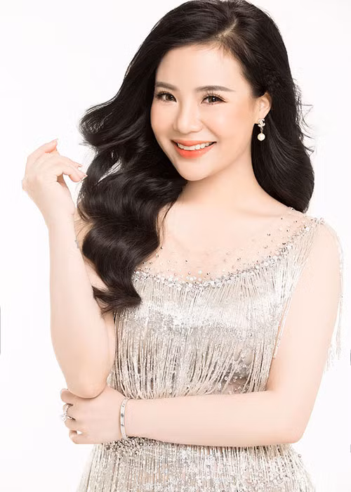 "Dinh phot", Nguyen Thu Trang co duoc du thi Hoa hau Quy ba?-Hinh-2