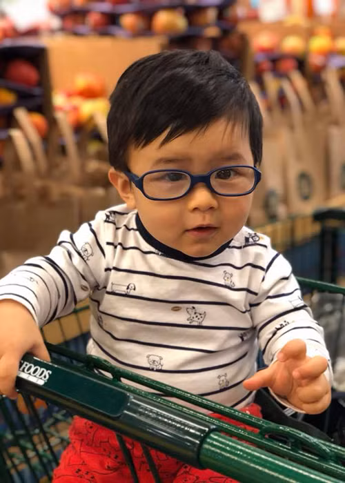 Con trai Đan Trường - Thủy Tiên theo mẹ đi chợ mua đồ để chuẩn bị cho lễ tạ ơn.