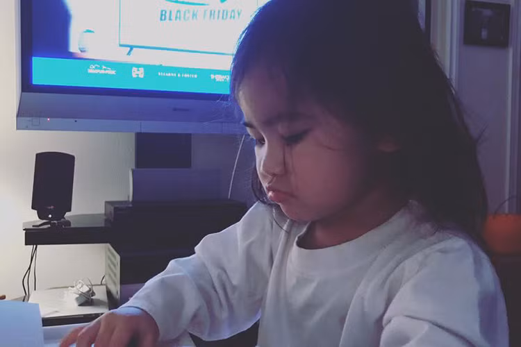 Kim Hiền đăng tải khoảnh khắc con gái làm biểu cảm đáng yêu.