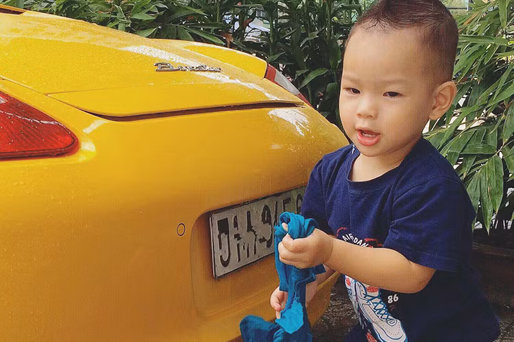 Con trai Thu Thủy rất mê ô tô giống bố.