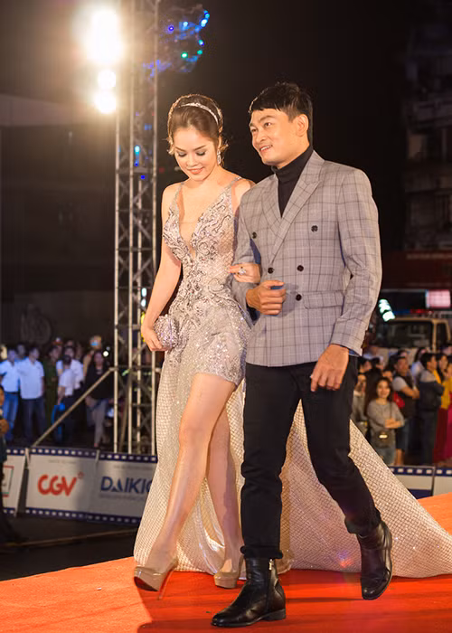 Dương Cẩm Lynh khoác tay diễn viên Trương Minh Quốc Thái trên thảm đỏ.