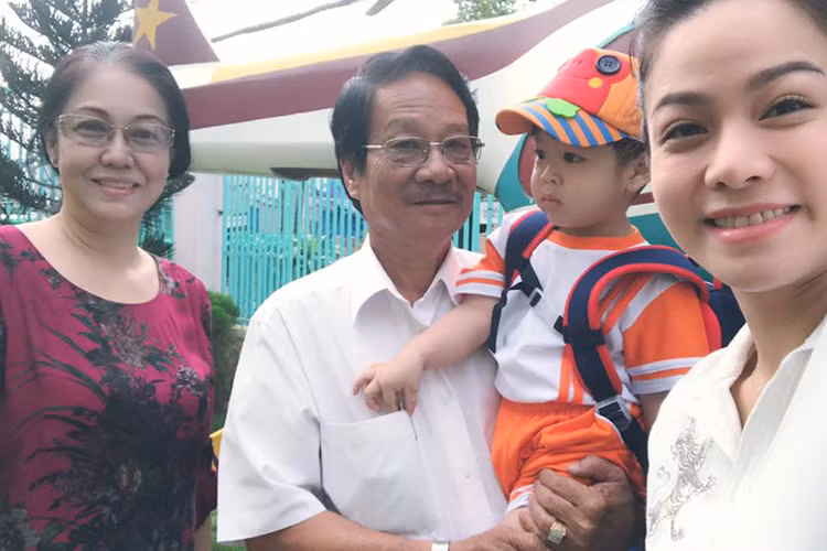 Con trai Nhật Kim Anh được ông bà nội đưa đi học là một trong những tin tức sao Việt trong ngày 6/11.