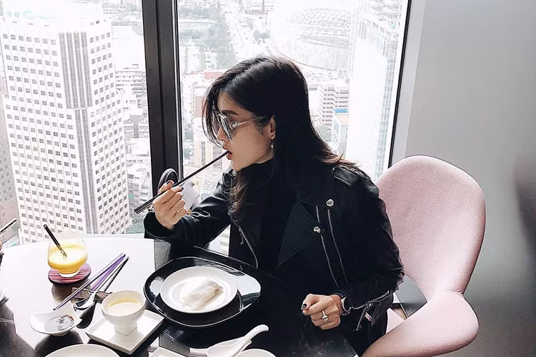 Huyền My thưởng thức ẩm thức tại Đài Loan trong chuyến nghỉ dưỡng sau cuộc thi Hoa hậu Hòa bình Thế giới 2017.