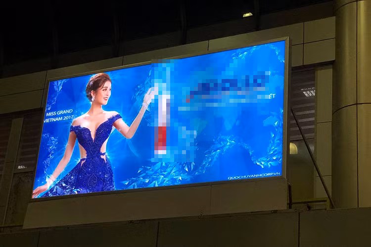 Á hậu Huyền My chia sẻ: “Đi event về rồi hộc tốc đóng đồ rồi lại phi như gió ra sân bay, mệt nhưng nhìn thấy hình ở đây lại thấy có thêm động lực. Thôi thì cố gắng lên nào”.