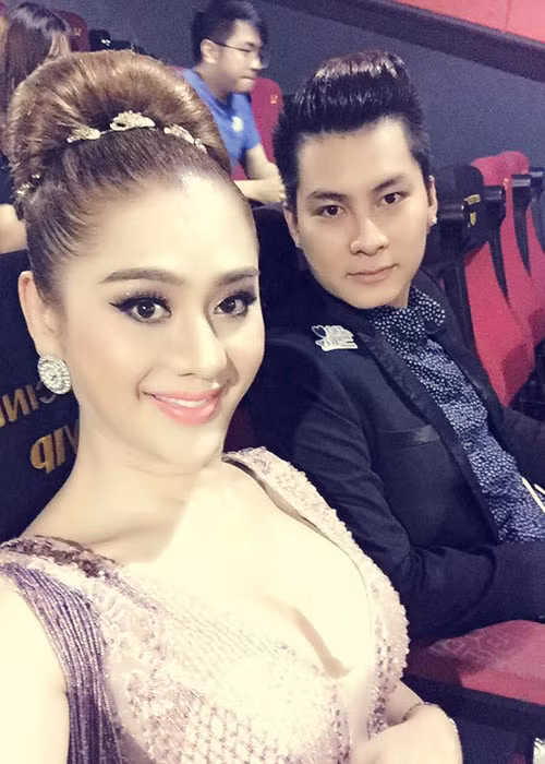 Sau khi công khai hẹn hò Phi Hùng, Lâm Khánh Chi thường xuyên được bạn trai kém tuổi hộ tống đi sự kiện.