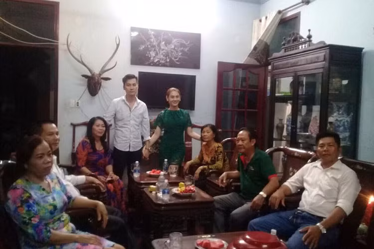 Trong buổi lễ dạm ngõ, nữ ca sĩ chuyển giới không quên gửi lời cảm ơn đến bố mẹ hai bên đã yêu thương cô.