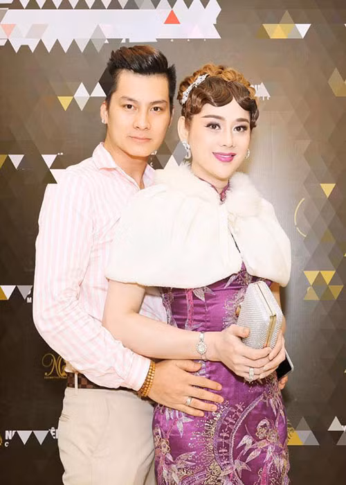 Lâm Khánh Chi chia sẻ, ngày 28/12, nhà trai sẽ lên TP HCM rước dâu về Vũng Tàu. 5 ngày sau, gia đình hai bên sẽ cùng tổ chức tiệc cưới tại một nhà hàng tại TP HCM.