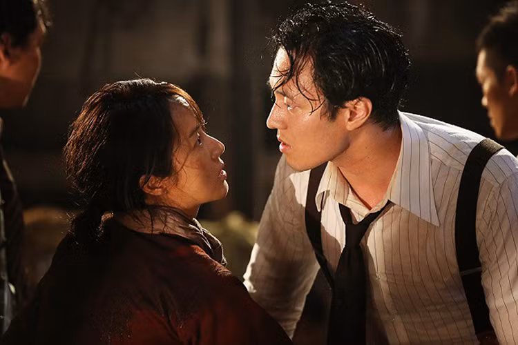 Năm 2013, So Ji Sub được khen ngợi với vai chính bộ phim "Mặt trời của chàng Joo". Năm 2017, anh tái xuất màn ảnh rộng khi tham gia bộ phim “Đảo địa ngục”. Ảnh: Allkpop