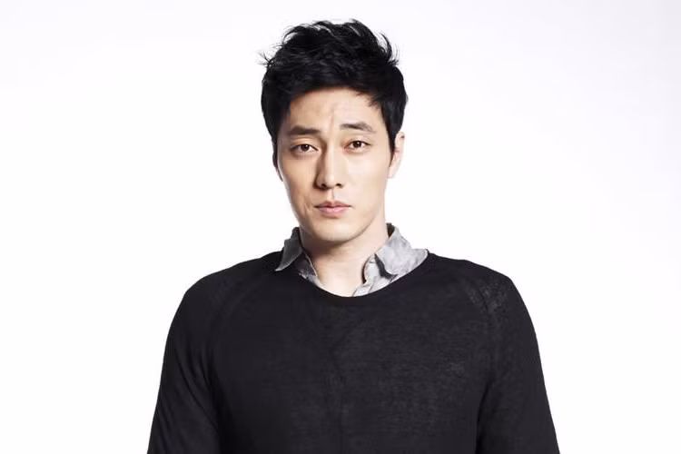 Trước khi bén duyên nghệ thuật, So Ji Sub là một vận động viên bơi lội. Anh từng giành huy chương bạc tại cuộc thi bơi cấp quốc gia. Ảnh: Allkpop