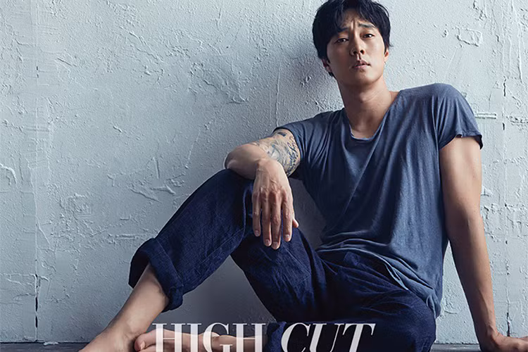 Bố mẹ của So Ji Sub ly hôn khi anh còn nhỏ. Nam diễn viên phim “Giày thủy tinh” còn có một chị gái hiện sống ở Australia. Ảnh: Allkpop