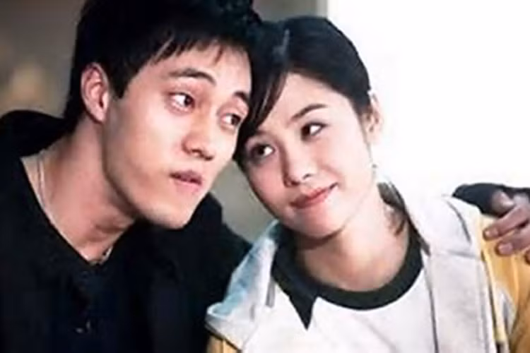 So Ji Sub và Kim Hyun Joo từng hẹn hò khi mới vào nghề, không tên tuổi. Dù bị gia đình hai bên phải đối, hai người vẫn quyết nắm tay nhau. Ảnh: Kdramalove