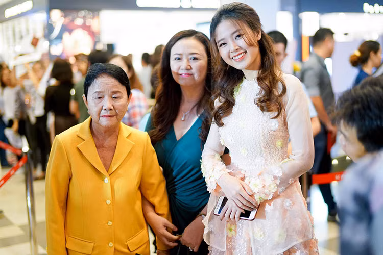 Midu đưa mẹ và bà ngoại đến tham gia buổi ra mắt phim “Mẹ chồng”. Trong phim, Midu đóng vai một nàng dâu trong nhà địa chủ.