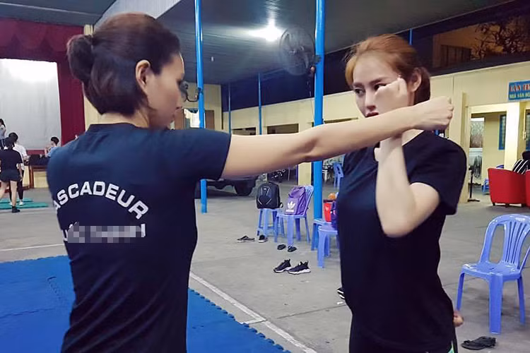 Linh Chi miệt mài tập võ. Nhiều fans đoán cô đang tập luyện cho vai diễn mới.
