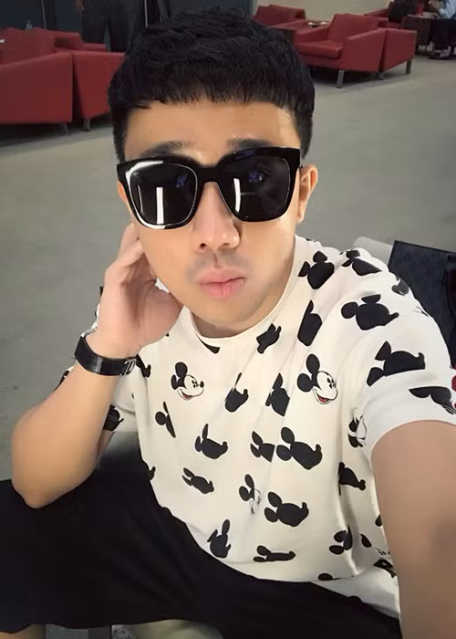 Trấn Thành chia sẻ: “Cuộc đời là những hành trình, chúng ta cứ phải lao theo. Chuyến nào cảm thấy bình an, thì đi lâu hơn một chút. Cũng sẽ có vài chuyến bay đẹp mà vì một lý do nào đó, ta bỏ lỡ”.