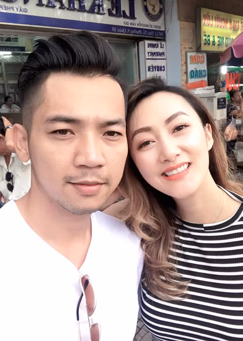 Vợ Việt kiều của Mai Quốc Việt vừa đáp chuyến bay về Việt Nam thăm chồng.