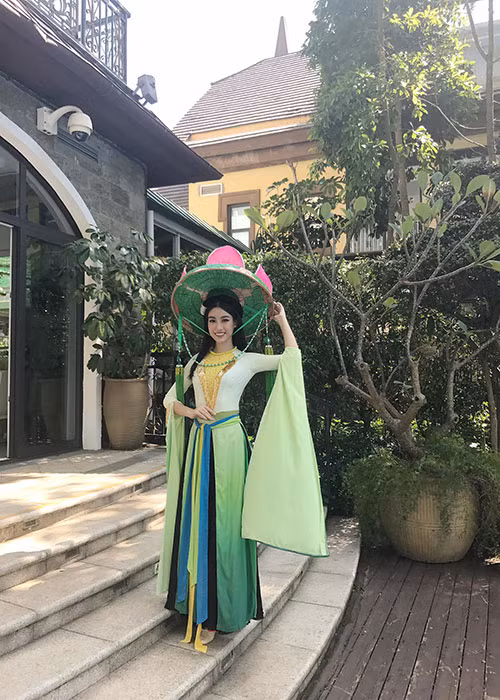 Ở phần thi trình diễn điệu nhảy dân tộc, người đẹp sinh năm 1996 mặc áo tứ thân, đội nón hoa sen và múa bài “Cò lả”.