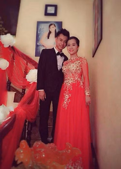 Tháng 11/ 2014, tác giả “Mong anh về” bất ngờ tổ chức đám cưới với Thu Quỳnh không hoạt động nghệ thuật. Cả hai quen nhau qua sự mai mối của bạn bè. Ảnh: Zing