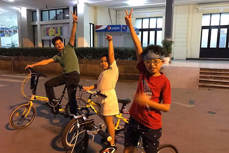 Xuân Bắc đưa hai cậu con trai cùng đạp xe dạo quanh Hà Nội để rèn luyện cơ thể.