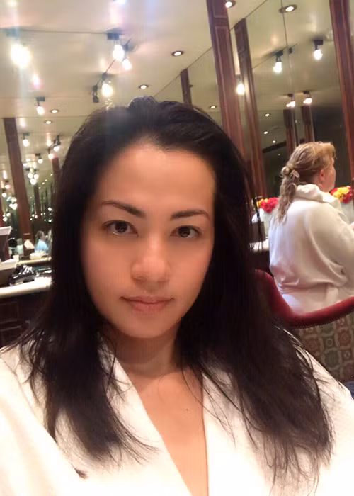 Cựu siêu mẫu Ngọc Thúy tiết lộ cuộc sống hạnh phúc bên chồng con. “Vừa đi spa ra, chồng con chạy đón tận chỗ đi ăn cháo cá (mới câu) của ba chồng nấu”.