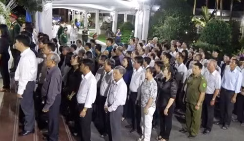 Ba ngày qua, rất đông đoàn thể cũng như người dân khắp nơi tìm về nhà Nguyên Thủ tướng Phan Văn Khải ở xã Tân Thông Hội, huyện Củ Chi, TP HCM để thắp nén hương tiễn biệt ông.