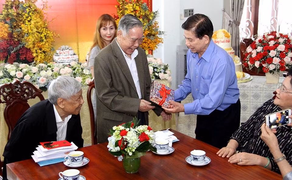 Nguyên Thủ tướng Phan Văn Khải và nguyên Tổng bí thư Lê Khả Phiêu vô cùng hạnh phúc khi nhận được niềm vui bất ngờ từ nguyên Chủ tịch nước Nguyễn Minh Triết dành cho mình.