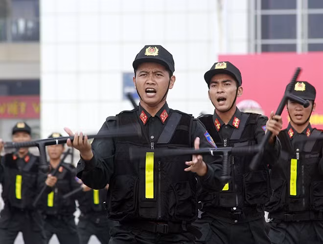  Cảnh sát Cơ động Hà Nội biểu diễn quyền với gậy tonfa 33 động tác.