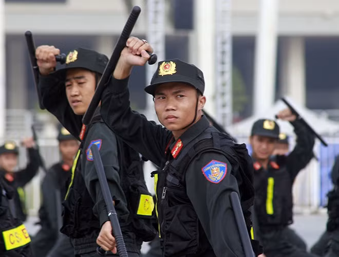 Sự kết hợp giữa võ thuật CAND trong sử dụng công cụ hỗ trợ với các kỹ thuật đánh hết sức đẹp mắt và hiệu quả, các động tác đánh công thủ liên hoàn, vững chắc kết hợp sử dụng gậy tonfa tạo cho người chiến sỹ thế phòng thủ khép kín, phản đòn hiệu quả.