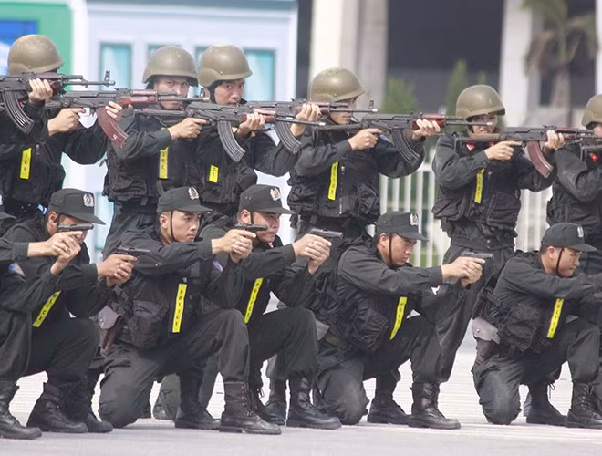 Cảnh sát Cơ động Hà Nội với màn trình diễn kỹ năng di chuyển.