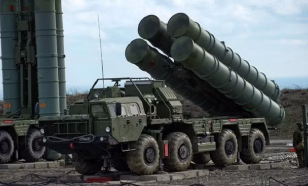  S-400 Triumf là tổ hợp tên lửa phòng không tầm xa rất lợi hại của Nga, hệ thống vũ khí này đang là món hàng "ăn khách" trên thị trường quốc tế nhờ những tính năng được quảng cáo là độc nhất vô nhị và không có đối thủ.