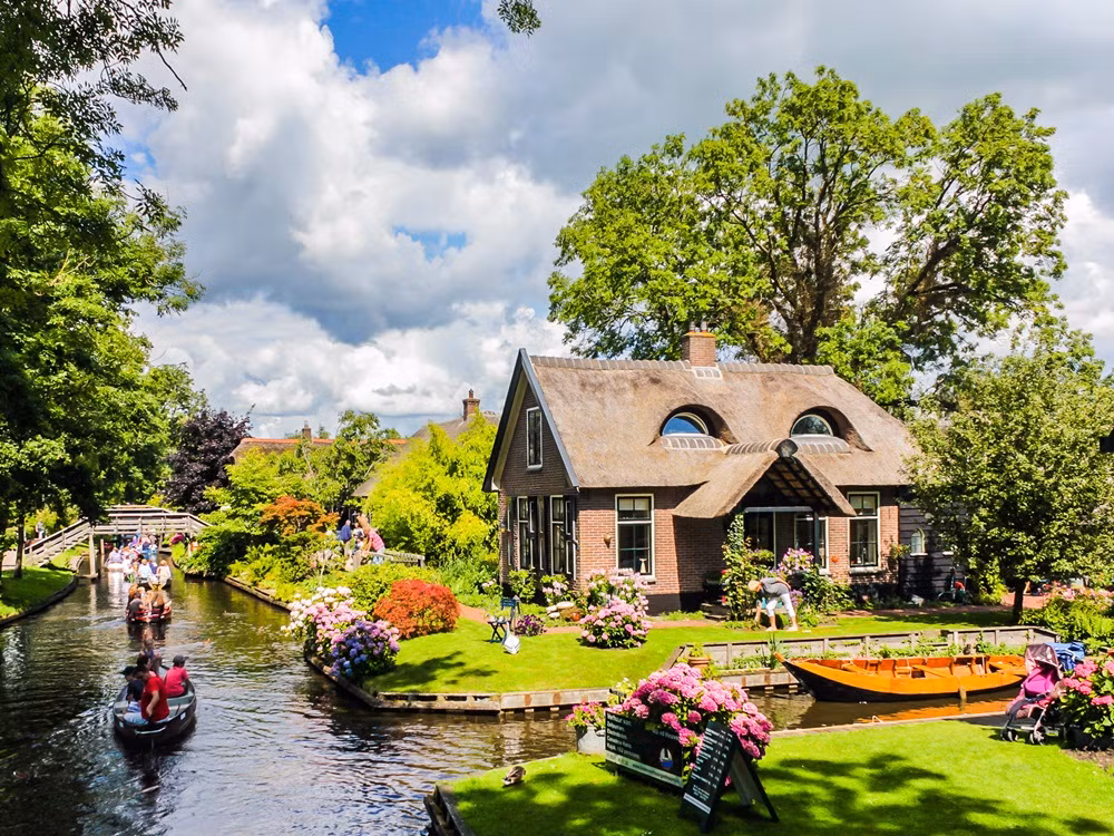 Làng Giethoorn được thành lập vào năm 1230 và trở nên nổi tiếng khắp thế giới sau khi 1958 khi xuất hiện trong bộ phim Fanfare của nhà làm phim người Hà Lan, Bert Haanstra. Nguồn: Bored Panda